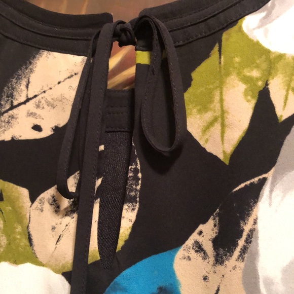 NWOT Worthington Flowy Flowered Top. Ties in the back. Beautiful rich colors. - Picture 9 of 15